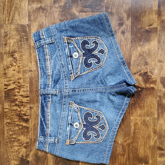 Jean short with decorative stitching on back pockets. Size 9, ZCOJEANS - Picture 2 of 3